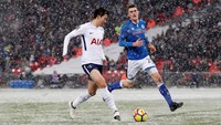 Derasnya hujan salju terlihat jelas ketika Son mencetak gol kelima Spurs pada menit ke-65. Lapangan sudah memutih. Foto: Matthew Childs/Action Images via Reuters
