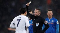 Namun, wasit tak mengesahkannya menjadi gol dan malah mengganjar Son dengan kartu kuning. Wasit menilai Son melakukan pelanggaran dengan berhenti berlari ketika mengeksekusi penalti. Foto: Eddie Keogh/Reuters