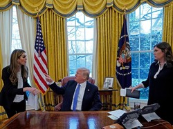 Gara-gara Kerja untuk Trump, Jubir Gedung Putih Diusir Restoran