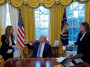 Gara-gara Kerja untuk Trump, Jubir Gedung Putih Diusir Restoran Gara-gara Kerja untuk Trump, Jubir Gedung Putih Diusir Restoran