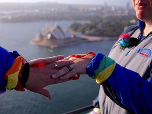Foto: Pernikahan Gay Pertama di Atas Sydney Harbour Bridge