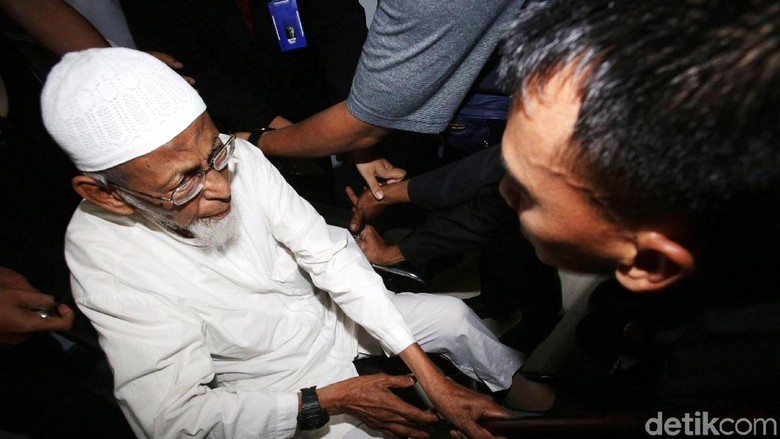 Minta Tahanan Rumah, Pengacara Baasyir Singgung Ahok Tak di Lapas Minta Tahanan Rumah, Pengacara Baasyir Singgung Ahok Tak di Lapas