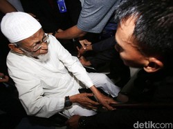Kuasa Hukum: Ada Benjolan di Kaki Kanan Baasyir, Perlu Kontrol Ulang