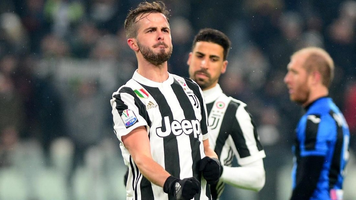 Miralem Pjanic merayakan golnya ke gawang Atalanta (Massimo Pinca/Reuters)