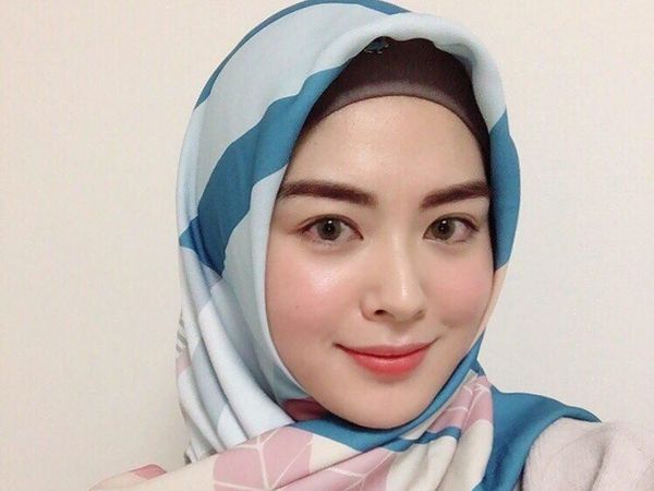 10 Inspirasi Gaya Hijab Segi Empat ala Hijabers Korea Ayana Moon