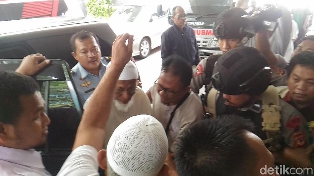 Diizinkan Jokowi, Begini Momen Abu Bakar Baasyir Tiba di RSCM Diizinkan Jokowi, Begini Momen Abu Bakar Baasyir Tiba di RSCM