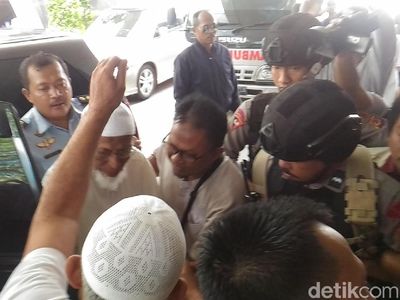 Diizinkan Jokowi, Begini Momen Abu Bakar Baasyir Tiba di RSCM