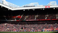 Ada yang tahu stadion ini? Yak, ini adalah Old Trafford yang merupakan markas Manchester United. Musim lalu mereka disesaki hingga 75.289 penonton per pertandingan dan menempati posisi tiga. (Foto: Clive Brunskill/Getty Images)