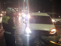 Mobil Tabrak Separator Busway Dekat Gerbang Tol Semanggi 2