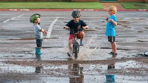 Tingkah 3 Anak Laki-laki Ini Bisa Bikin Kita Senyum-senyum Sendiri