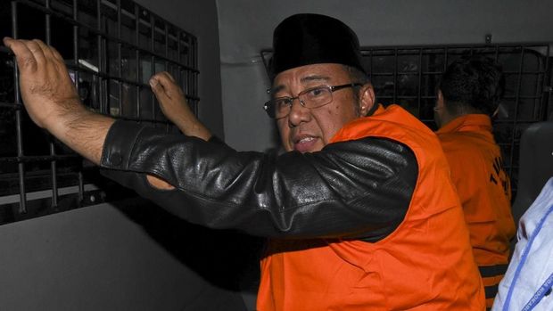 Rompi Oranye KPK untuk Ayah Anak, Asrun-Adriatma