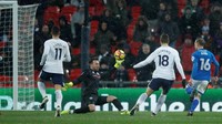 Dua menit setelah babak kedua dimulai, Fernando Llorente membawa Spurs memimpin 2-1.  Foto: Eddie Keogh/Reuters