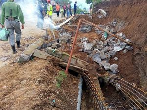 Tembok Parit di Aceh Ambruk, 1 Pekerja Tewas Tembok Parit di Aceh Ambruk, 1 Pekerja Tewas