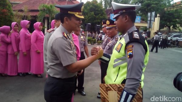 Briptu Erlangga yang Sabar Digigit Emak-emak Hingga Diberi Penghargaan