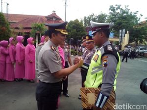 Briptu Erlangga yang Sabar Digigit Emak-emak Hingga Diberi Penghargaan