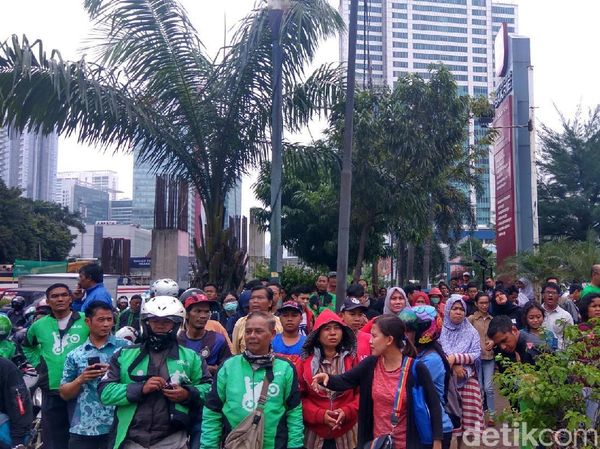 Kerumunan Warga Tunggu Hujan Duit di Kuningan