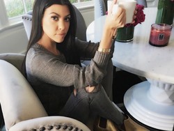 Begini Cara Praktis Kourtney Kardashian Bikin Susu Almond