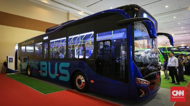 Bus listrik milik PT Mobil Anak Bangsa (MAB) pada Gaikindo Indonesia International Commercial Vehicle Expo (GIICOMVEC) 2018 di Balai Sidang Jakarta, Kamis, 1 Maret 2018. PT MAB sendiri garapan oleh Kepala Staf Kepresidenan Jenderal TNI (Purn) Moeldoko, yang memang fokus pada kendaraan-kendaraan komersial ramah lingkungan. Kehadiran bus listrik yang diberi nama Maxvel itu sebagai bukti era mobil listrik sudah di dekat. CNNIndonesia/Safir Makki