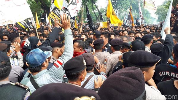 Foto: Bonek dan Pesilat Bersitegang di Sidang Kasus Ujaran Kebencian