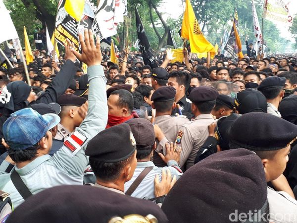 Foto: Bonek dan Pesilat Bersitegang di Sidang Kasus Ujaran Kebencian