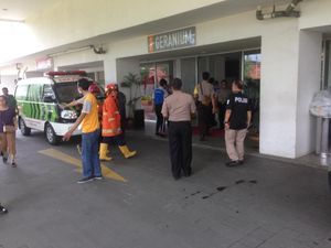 Polisi Olah TKP Kebakaran Panel Listrik Apartemen Bassura City