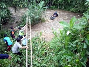 Video Heroik Penyelamatan 2 Orang Hanyut di Sungai Sukabumi Video Heroik Penyelamatan 2 Orang Hanyut di Sungai Sukabumi