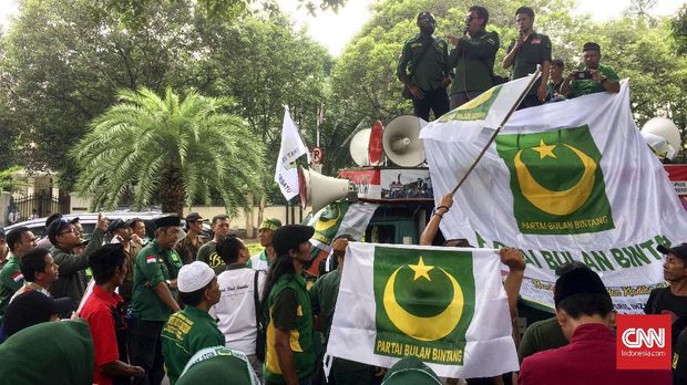 Demonstrasi ratusan kader PBB di depan gedung KPU, Jalan Imam Bonjol, Jakarta Pusat, Kamis (1/3).