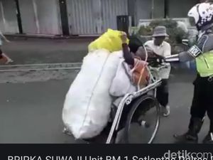 Aksi Spontan Polisi Angkat Karung Sampah Nenek Renta Banjir Pujian
