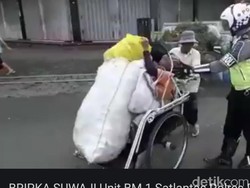 Aksi Spontan Polisi Angkat Karung Sampah Nenek Renta Banjir Pujian