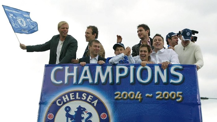 LONDON, GREAT BRITAIN - MAY 22:  (L-R Eidur Gudjohnsen, Arjen Robben, Roman Abramovich, Frank Lampard, Joe Cole and John Terry celebrate during the FA Barclays Premiership Champions Parade held along the streets of Chelsea on May 22, 2005 in London, England  (Photo by Richard Heathcote/Getty Images)