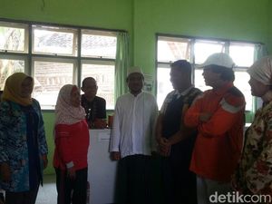 Wabup Jember Cek Kondisi Santri Dehidrasi Usai Imunisasi Difteri Wabup Jember Cek Kondisi Santri Dehidrasi Usai Imunisasi Difteri