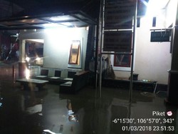 Tim BPBD Cek Banjir Jatibening: Ketinggian Air Turun 20 Cm