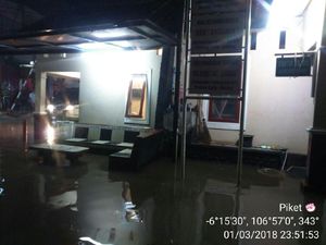 Tim BPBD Cek Banjir Jatibening: Ketinggian Air Turun 20 Cm Tim BPBD Cek Banjir Jatibening: Ketinggian Air Turun 20 Cm