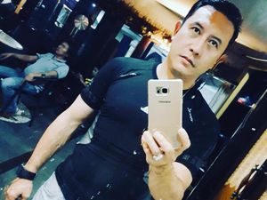 Ingat Presenter Andal Sonny Tulung? Kini Makin Kekar dan Awet Muda!