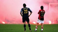 Momen tersebut kemudian menghasilkan salah satu foto sepakbola paling ikonik. Rui Costa dan Marco Materazzi berdiri bersampingan memandangi flare yang memenuhi lapangan (Mike Hewitt/Getty Images)