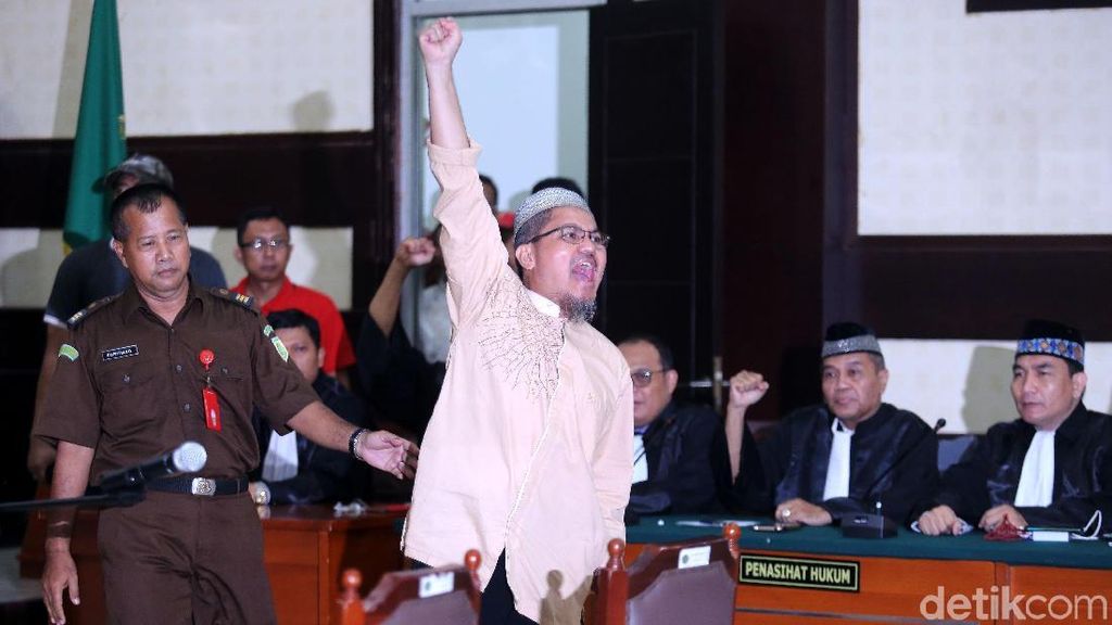Foto: Jonru Teriakkan Takbir di Sidang Vonis Foto: Jonru Teriakkan Takbir di Sidang Vonis