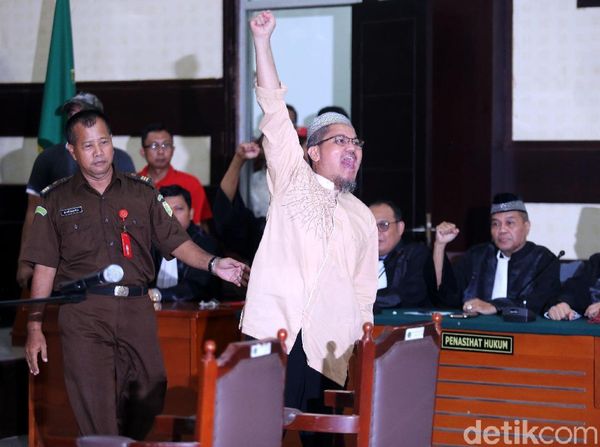 Foto: Jonru Teriakkan Takbir di Sidang Vonis