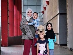 Cara Ini Ampuh Bangunkan Anak Zaskia Mecca Saat Sahur