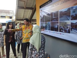 Bank Mega Tinjau Perbaikan Bangunan SMK PGRI Lembang