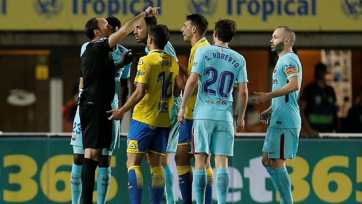 Pelatih Barcelona Ernesto Valverde mempertanyakan penalti yang diberikan untuk Las Palmas (Foto: Santiago Ferrero/Reuters)