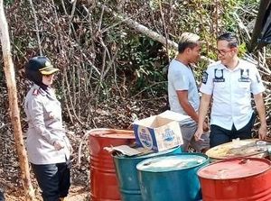 Foto: Penggerebekan Pabrik Minyak Ilegal di Tengah Hutan