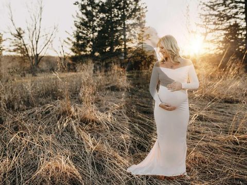 Wanita Ini Lakukan Maternity Photoshoot 'Bersama' Mendiang Suaminya
