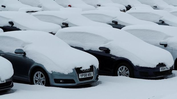 Badai salju menyebabkan mobil-mobil di dealer Audi di Lincoln, Inggris tertutup salju.