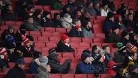 Namun, di dalam stadion pemandangan bangku kosong ada di mana-mana. Foto ini diambil ketika laga sudah dimulai lho. Foto: Shaun Botterill/Getty Images