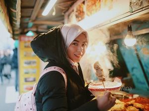 Intip Pose Cantik Hijabers Korea, Ayana Jihye Moon Bersama Makanan
