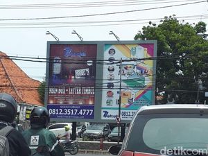 Baliho Bergambar Cagub Khofifah dan Jokowi di Ambengan Dicopot Baliho Bergambar Cagub Khofifah dan Jokowi di Ambengan Dicopot