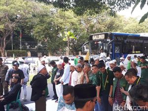 Massa Salat Asar di Depan KPU, Lalin Tersendat