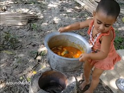 Keren! Bocah Ini Baru Berusia 3 Tahun Tapi Sudah Pintar Masak
