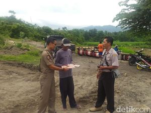 Tak Ada Izin, Satpol PP Bondowoso Tutup Penambangan Pasir