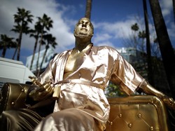 Ada Patung Harvey Weinstein Dekat Panggung Oscar